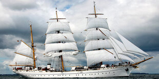 Die "Gorch Fock" segelt über die Kieler Förde.