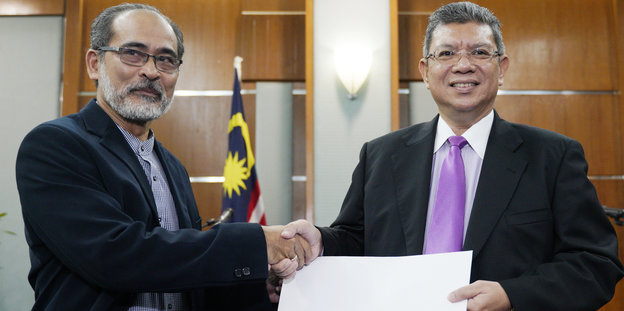 Der malaysische Außenminister Saifuddin Abdullah erhält ein Schriftstück vom Vorsitzenden der antisemitischen Boykott-, Devestitions- und Sanktionsbewegung (BDS)