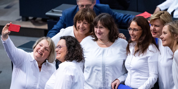 SPD-Abgeordnete in weißen Blusen