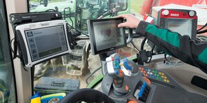 Computer-Bildschirme im Fahrerhaus eines Traktors