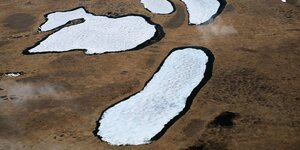 Luftbild von einer Permafrost-Gegend mit Schneefeldern