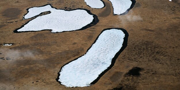 Luftbild von einer Permafrost-Gegend mit Schneefeldern