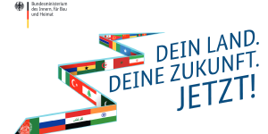Logo der Ministeriumskampagne mit gezacktem Band verschiedener Nationalflaggen und dem Spruch "Dein Land. Deine Zukunft. Jetzt!"