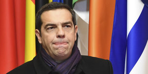 Alexis Tsipras vor Fahnen der EU-Länder
