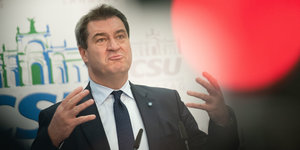 Bayerns Ministerpräsident Markus Söder hebt die Hände