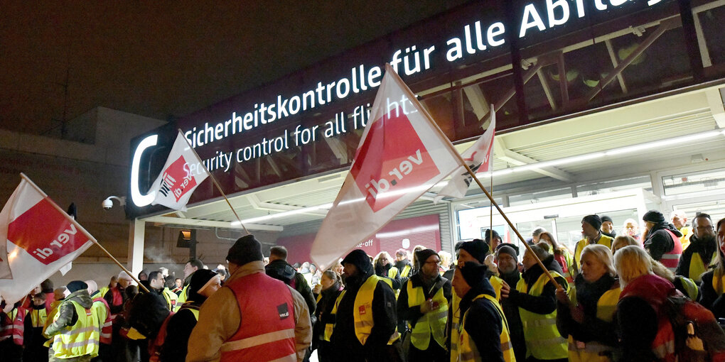 Streikende vor Flughafen