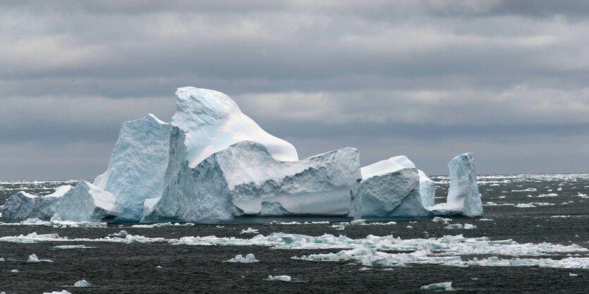 Ein Eisberg schwimmt im Meer