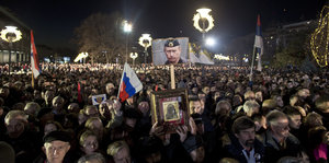 Serbische Unterstützer von Putin versammeln sich zu einer Kundgebung
