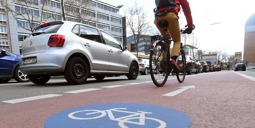 Ein Radfahrer ist auf einem Radweg unterwegs