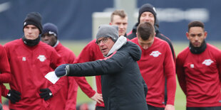 Leipzigs Trainer Ralf Rangnick steht vor seinen Spielern