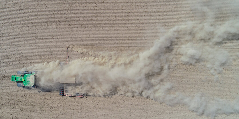 Staub hinter einem landwirtschaftlichen Fahrzeug