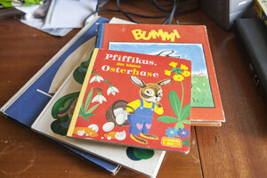 Ein Stapel bunter Kinderbücher Ein Stapel bunter Kinderbücher