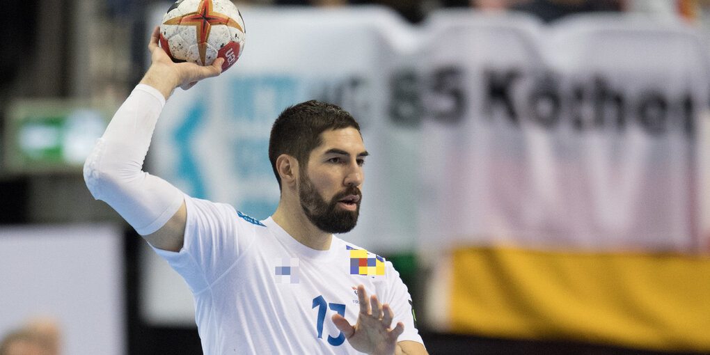 Frankreichs Handballprofi Nikola Karabatic wirft den Ball