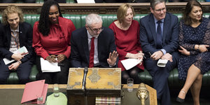 Jeremy Corbyn und andere im Parlament