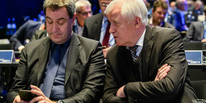 Markus Söder, Ministerpräsident von Bayern, und Horst Seehofer, Bundesinnenminister, unterhalten sich auf der Delegiertenversammlung zur Aufstellung der CSU-Liste zur Europawahl