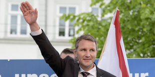 Björn Höcke hebt die Hand