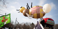 Demo "Wir haben es satt" in Berlin. Auf einem Bieneballon steht "Agrarindustrie tötet"