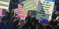 Nordrhein-Westfalen, Köln: Teilnehmer der Demonstration gegen die Absetzung der ARD Fernsehserie "Lindenstraße" halten Schilder.