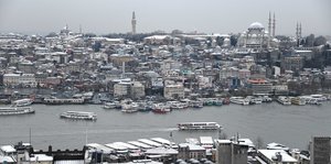 Istanbul im Januar 2019 mit schneebedeckten Dächern