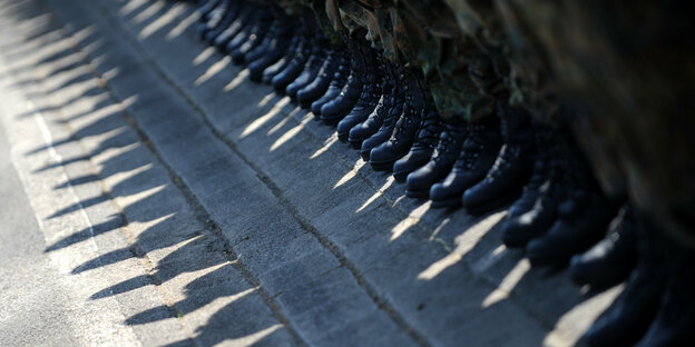 Schatten von Soldaten auf einem Appellplatz