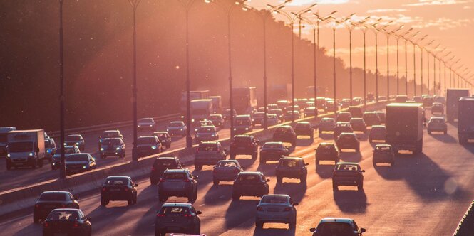 Ein Highway im goldenen Abendlicht, dicht befahren in beiden Richtungen