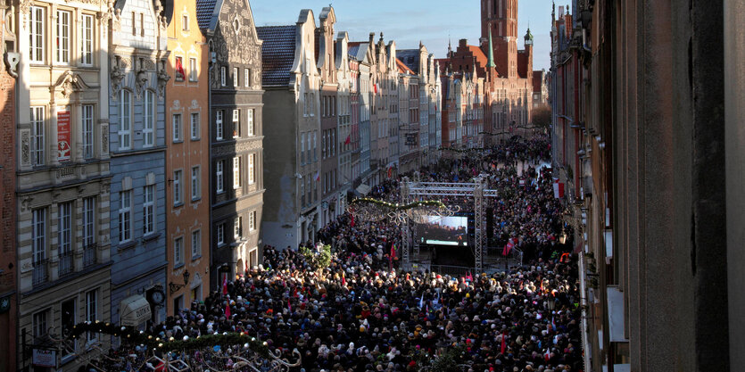 Tausende Menschen in den Straßen von Danzig schauen auf eine Leinwand