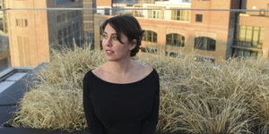Die Autorin Kristen Roupenian steht auf einem Dachgarten