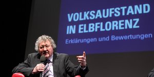 Werner Patzelt vor einer Projektion auf der "Volksaufstand in Elbflorenz" steht