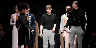 Der Designer Kilian Kerner geht mit Jogginghose bekleidet nach seiner Show über den Laufsteg