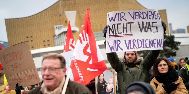 Menschen demonstrieren in Berlin