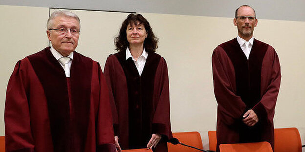 Drei Bundesanwälte in roten Roben