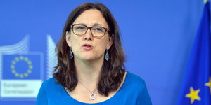 EU-Handelskommissarin Cecilia Malmström vor einem blauen Hintergrund