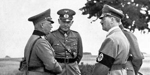 ie Schwarzweißaufnahme von 1937 zeigt Hitler im Gespräch mit Offizieren. Berauscht von den Blitzkriegen gegen Polen, Dänemark, Norwegen und Frankreich, folgten die Generäle der Wehrmacht Hitlers Traum vom „Lebensraum im Osten“ nur zu gern.