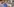 Die Köchin Sarah Wiener mit blauer Schürze erklärt mehreren Menschen etwas