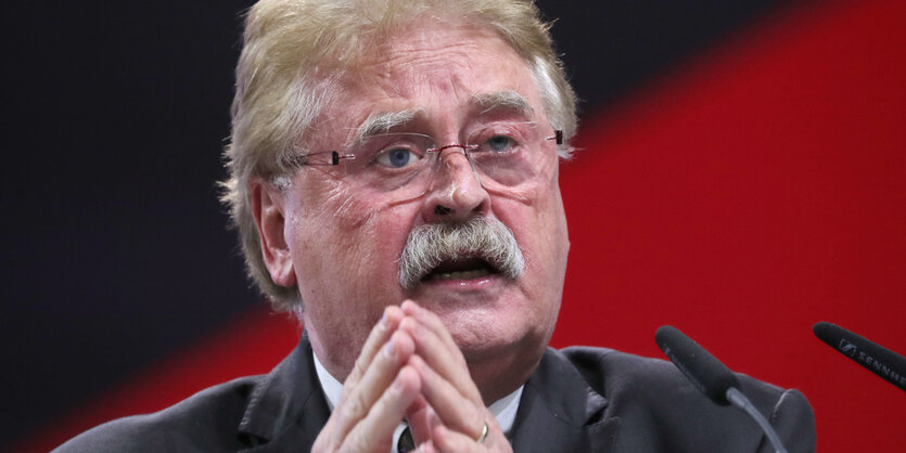 Elmar Brok, ein älterer Mann mit Brille und Schnauzbart