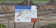 Ein Schild weist in Bremerhaven auf den geplanten Bau eines Offshore-Terminals hin.