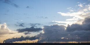 Vor den zwei Braunkohlekraftwerken Frimmersdorf und Neurath stehen Windräder