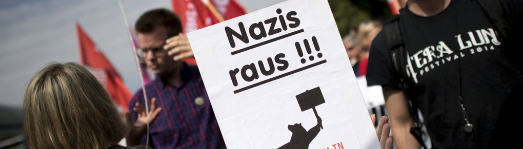 Demonstrierende auf einer Demo gegen Rechts