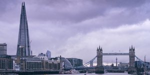 Berühmte Sehenswürdigkeiten in London: Ein dreieckiger Wolkenkratzer namens „The Shard“ und die Brücke „Tower Bridge“