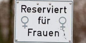 Ein Schild mit der Aufschrift 