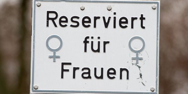 Ein Schild mit der Aufschrift "Reserviert für Frauen" hängt auf einem Parkplatz