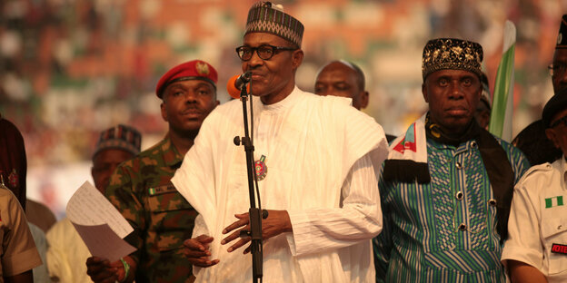 Nigerias Präsident Buhari spricht bei einer Wahlkampfveranstaltung ins Mikrofon