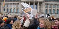 Schüler+innen vor dem Bundestag
