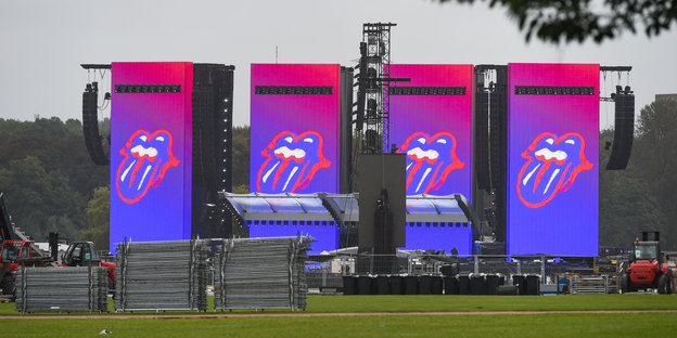 Auf Bildschirmen, die für das Konzert der Rockband Rolling Stones im Stadtpark in Hamburg aufgebaut wurden, ist das Logo der Band zu sehen.