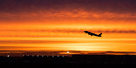 Ein Flugzeug vor einem roten Abendhimmel