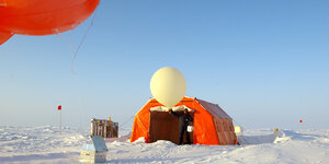 Ein Forscher lässt ein Wetterballon steigen