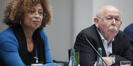 Verleihung des Blue Planet Awards an die Bürgerrechtlerin und Menschenrechtsaktivistin Angela Davis, daneben Moderator Günter Hellmich