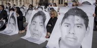 Menschen halten Plakate mit den Gesichtern der verschwundenen Studenten hoch