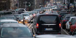 Eine stark befahrene Straße