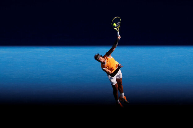Rafael Nadal vollführt einen Schlag bei einem Tennismatch